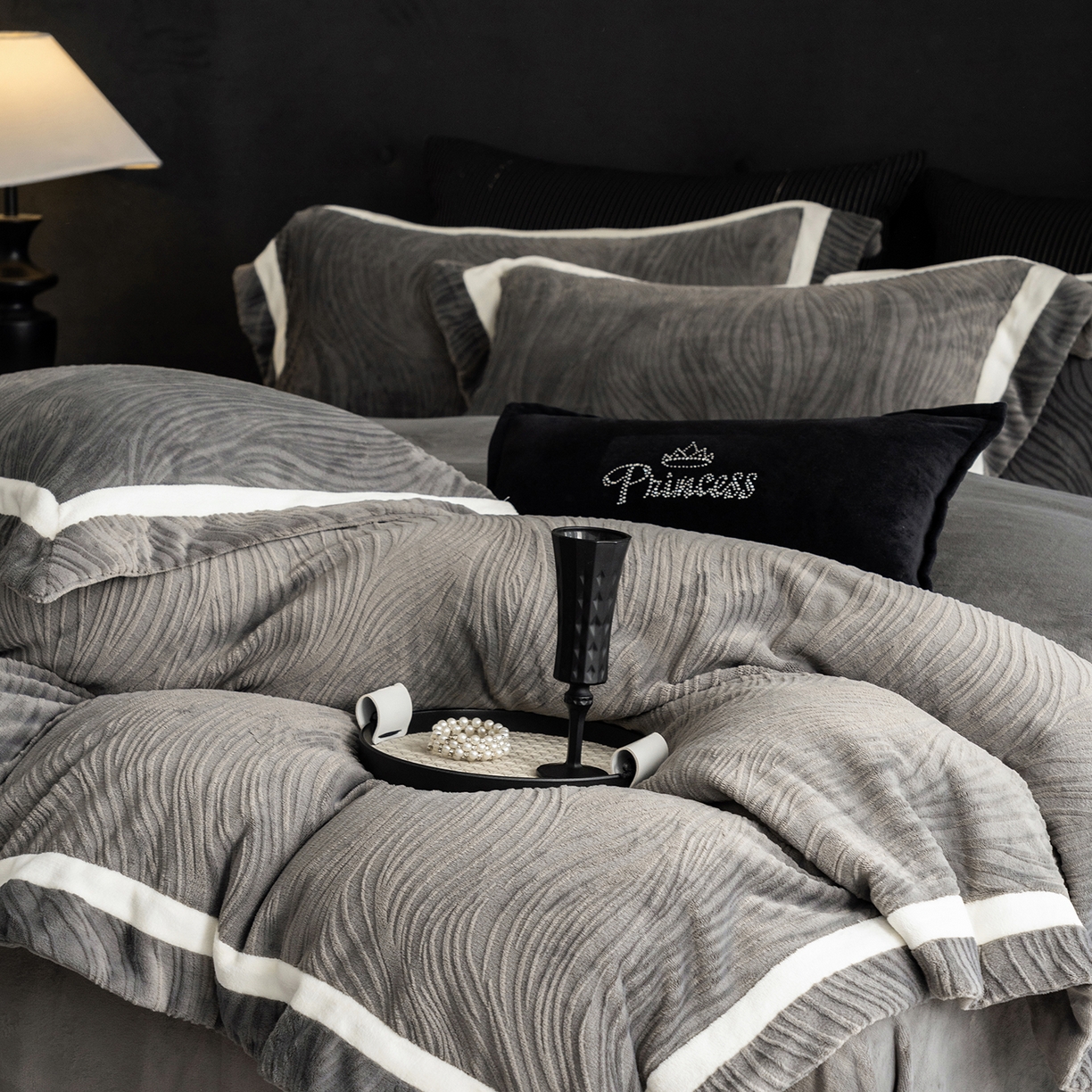 91家纺网 家纺一手货源 找家纺 瑞雪家居 2025新款全消光雕花牛奶绒系列-波流 波流-钛灰