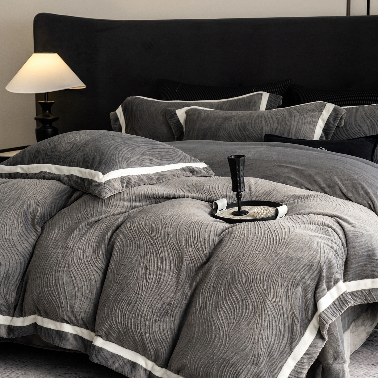 91家纺网 家纺一手货源 找家纺 瑞雪家居 2025新款全消光雕花牛奶绒系列-波流 波流-钛灰