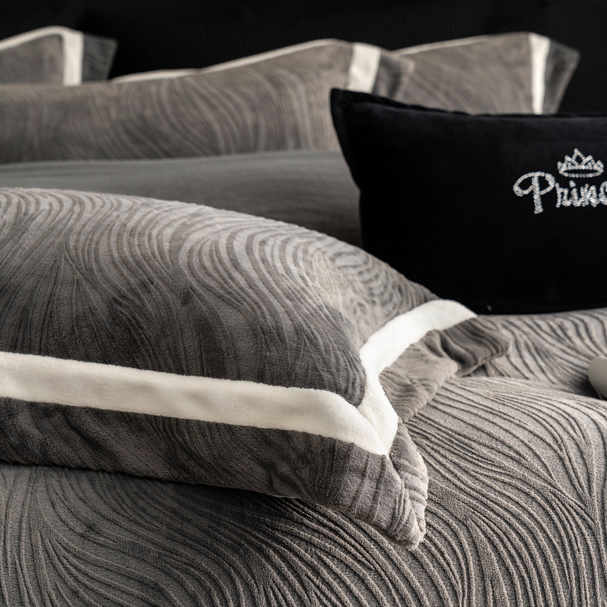 91家纺网 家纺一手货源 找家纺 瑞雪家居 2025新款全消光雕花牛奶绒系列-波流 波流-钛灰