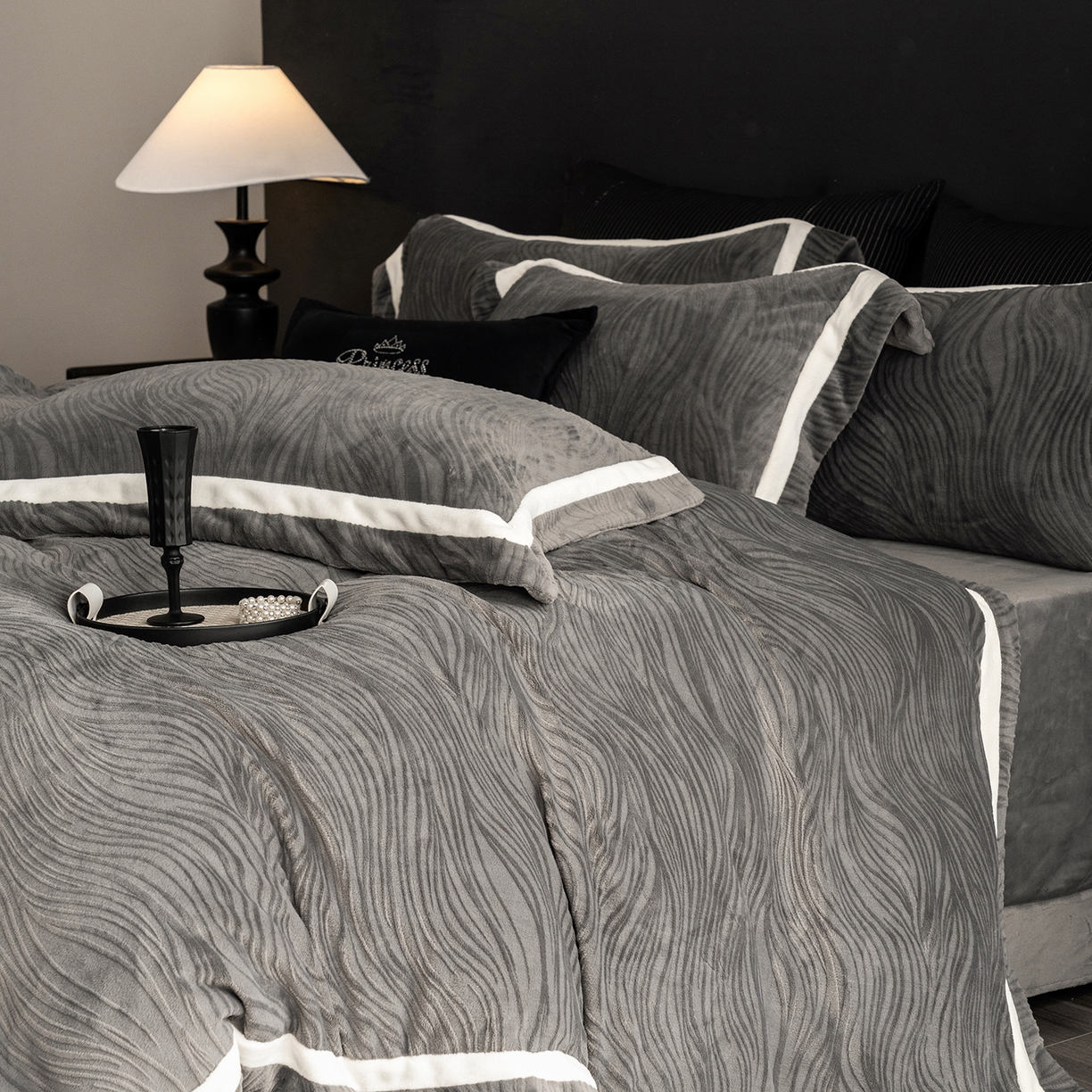 91家纺网 家纺一手货源 找家纺 瑞雪家居 2025新款全消光雕花牛奶绒系列-波流 波流-钛灰