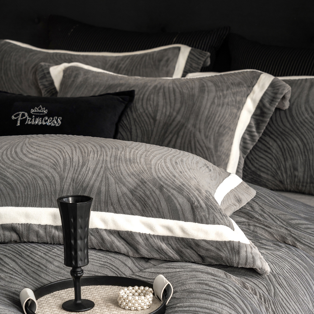 91家纺网 家纺一手货源 找家纺 瑞雪家居 2025新款全消光雕花牛奶绒系列-波流 波流-钛灰