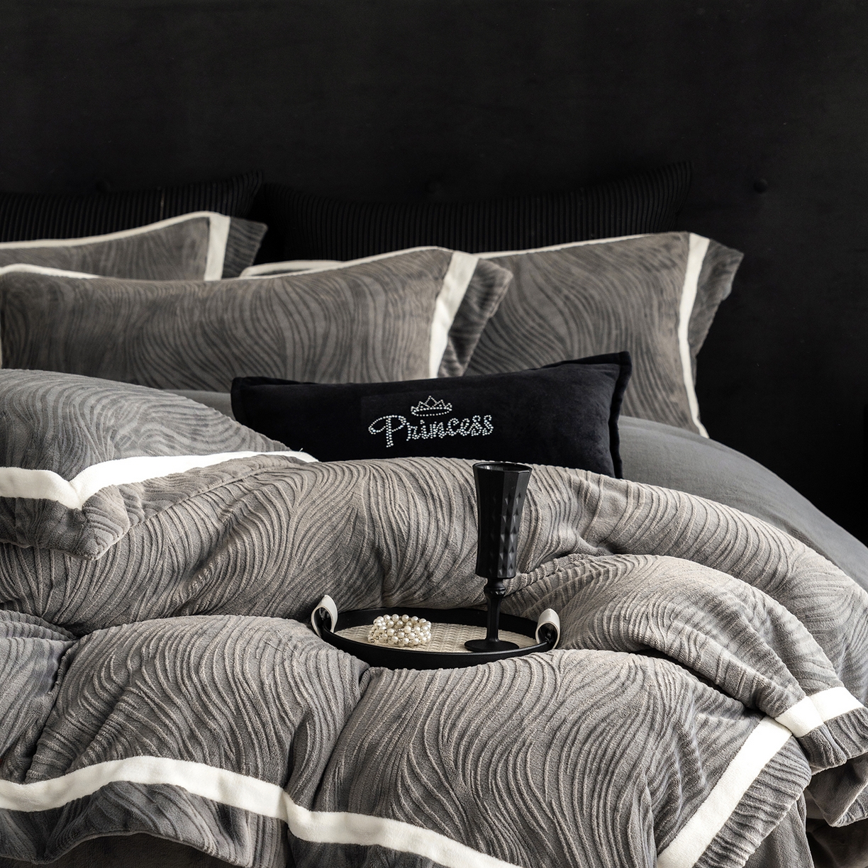 91家纺网 家纺一手货源 找家纺 瑞雪家居 2025新款全消光雕花牛奶绒系列-波流 波流-钛灰