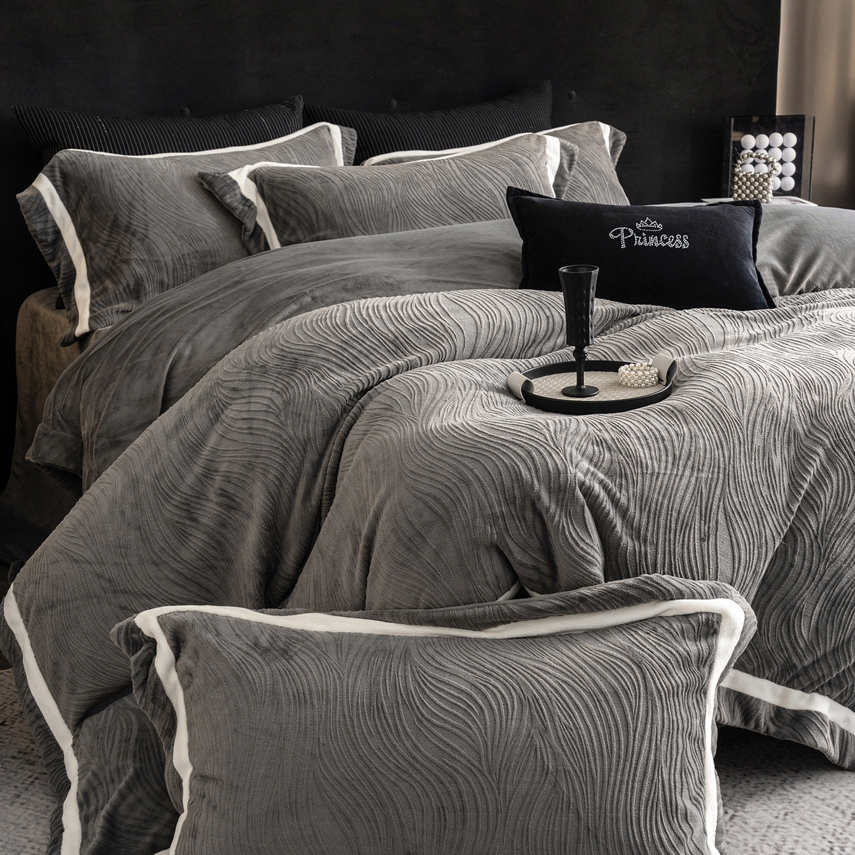 91家纺网 家纺一手货源 找家纺 瑞雪家居 2025新款全消光雕花牛奶绒系列-波流 波流-钛灰