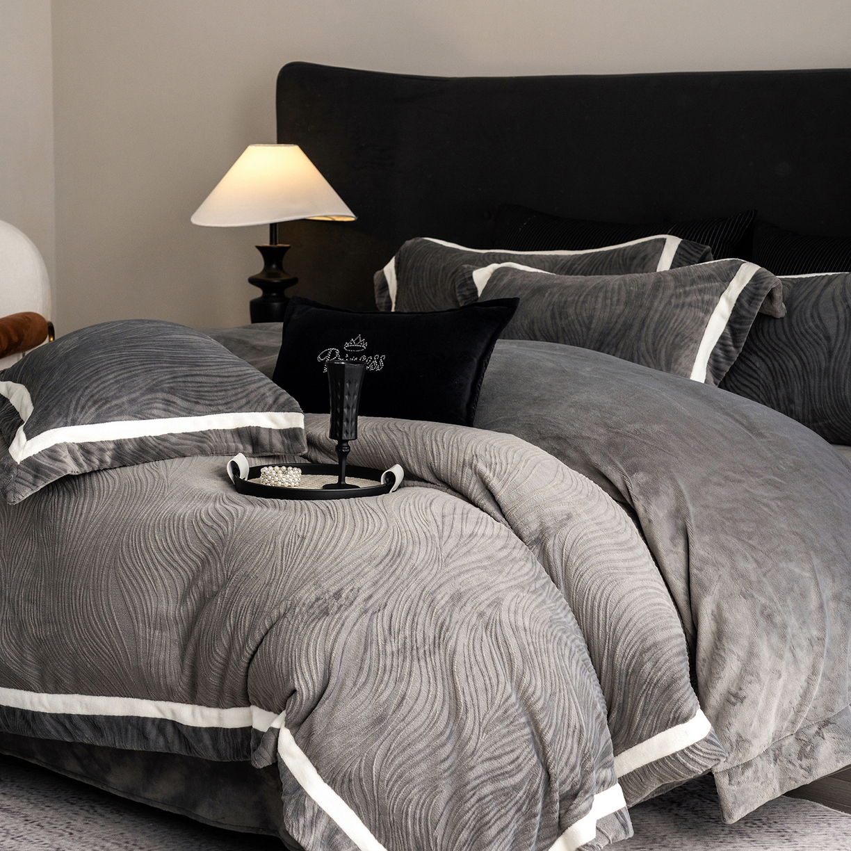 91家纺网 家纺一手货源 找家纺 瑞雪家居 2025新款全消光雕花牛奶绒系列-波流 波流-钛灰