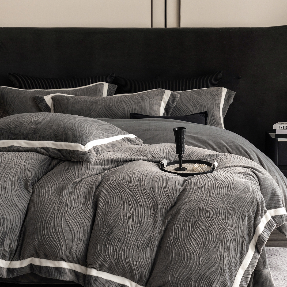 91家纺网 家纺一手货源 找家纺 瑞雪家居 2025新款全消光雕花牛奶绒系列-波流 波流-钛灰