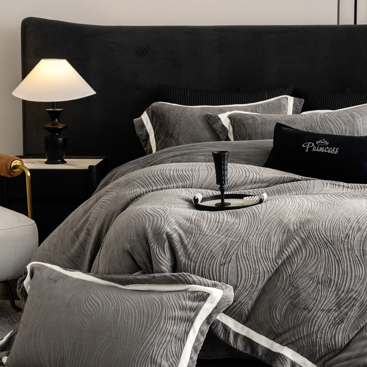 91家纺网 家纺一手货源 找家纺 瑞雪家居 2025新款全消光雕花牛奶绒系列-波流 波流-钛灰