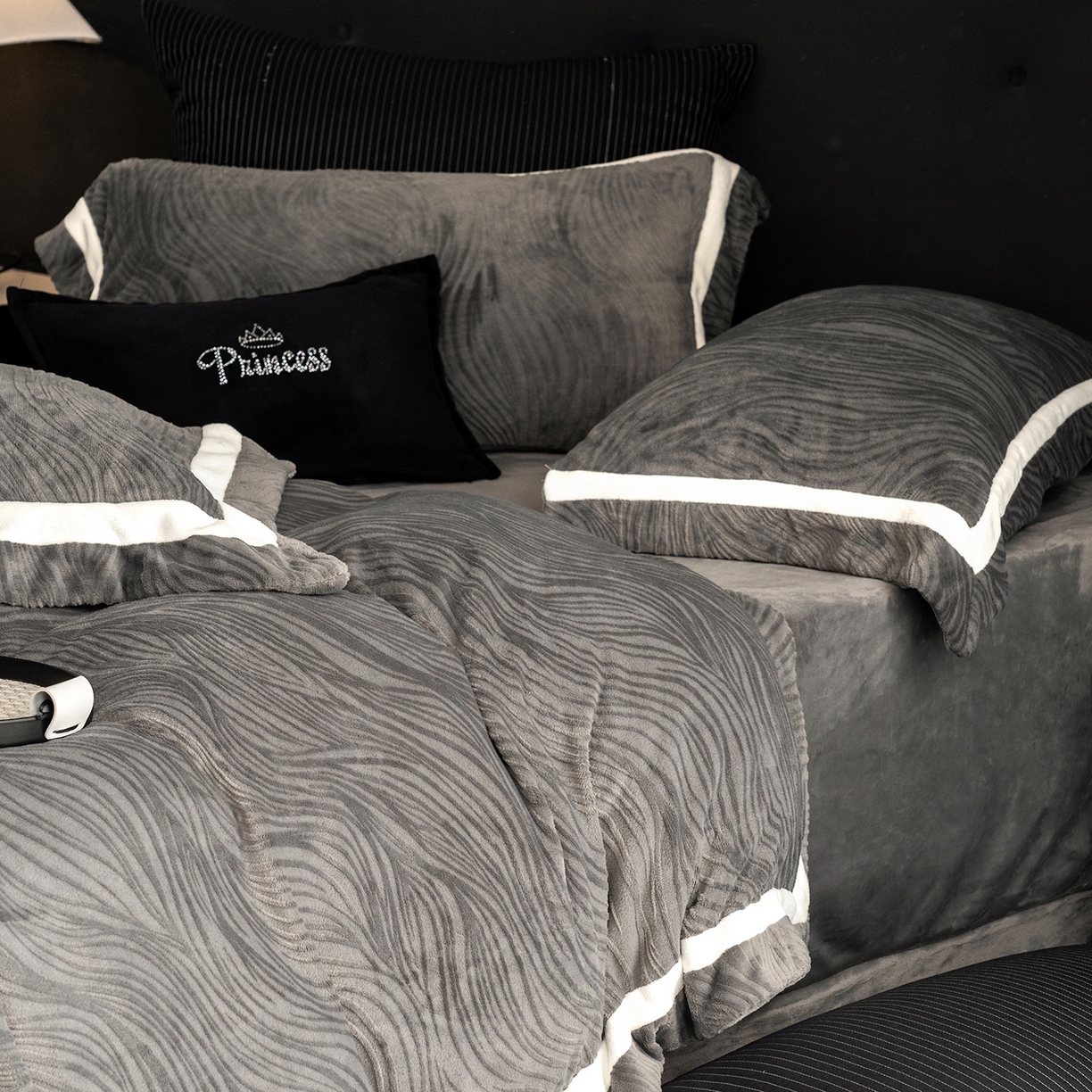 91家纺网 家纺一手货源 找家纺 瑞雪家居 2025新款全消光雕花牛奶绒系列-波流 波流-钛灰