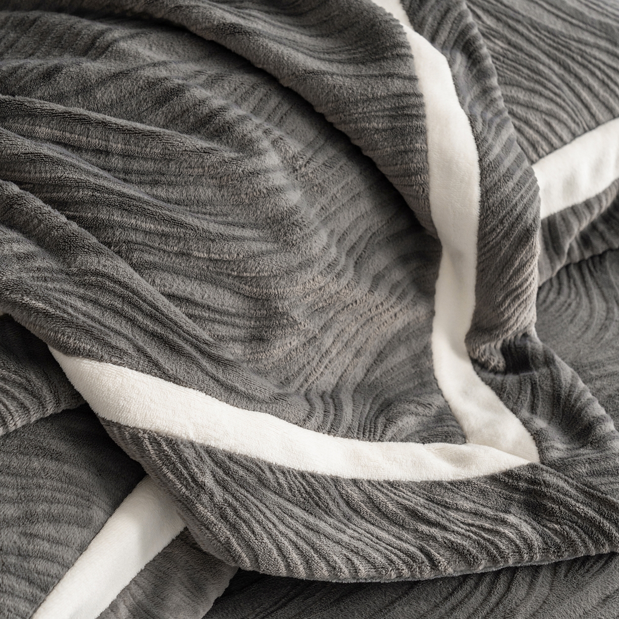 91家纺网 家纺一手货源 找家纺 瑞雪家居 2025新款全消光雕花牛奶绒系列-波流 波流-钛灰