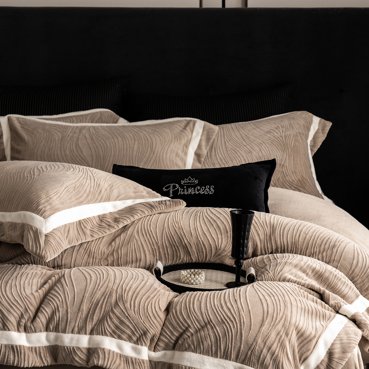 91家纺网 家纺一手货源 找家纺 瑞雪家居 2025新款全消光雕花牛奶绒系列-波流 波流-米咖