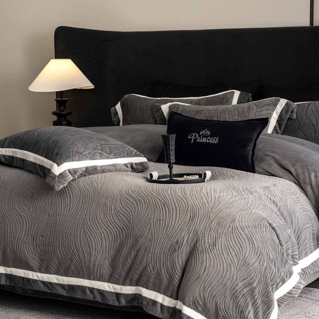 91家纺网 家纺一手货源 找家纺 瑞雪家居 2025新款全消光雕花牛奶绒系列-波流 波流-钛灰