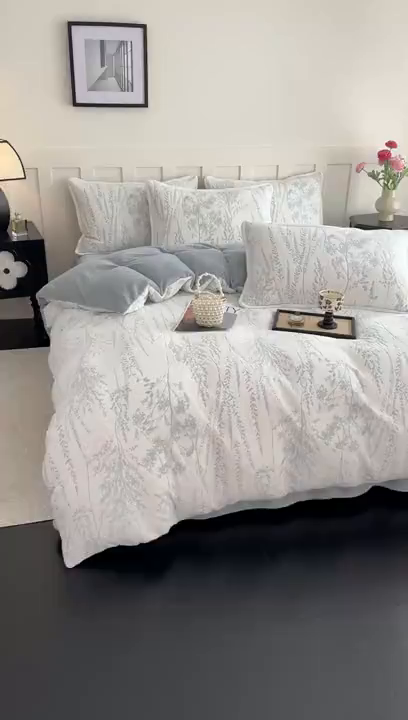 91家纺网 家纺一手货源 找家纺 赛丽雅 2025新款包边雕花烂花牛奶绒四件套 樱花草-蓝