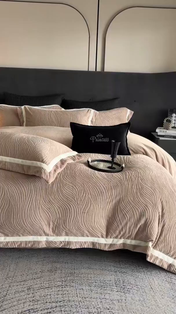 91家纺网 家纺一手货源 找家纺 瑞雪家居 2025新款全消光雕花牛奶绒系列-波流 波流-米咖