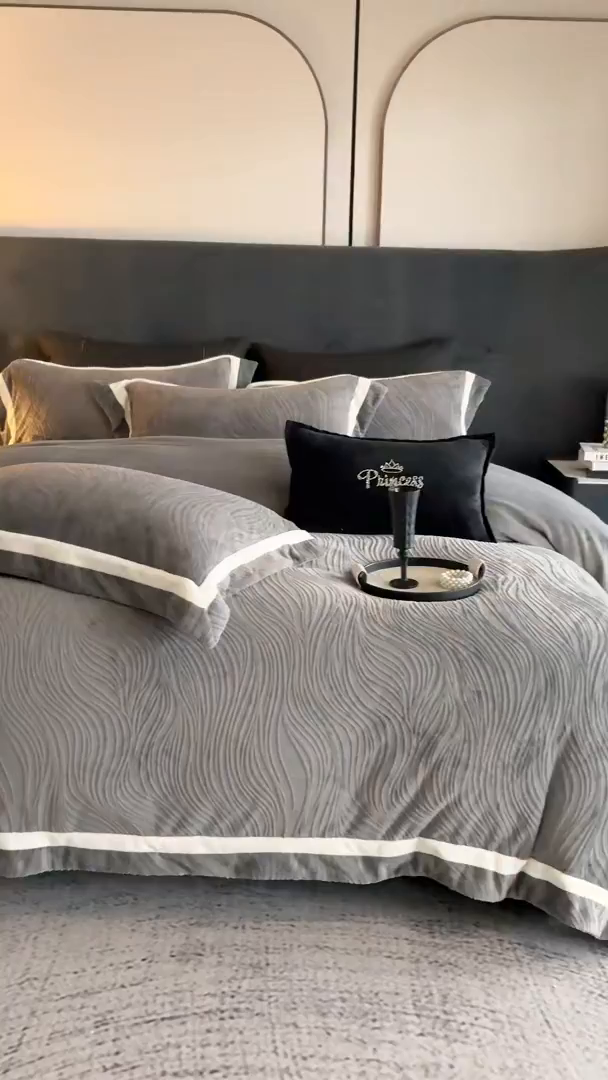 91家纺网 家纺一手货源 找家纺 瑞雪家居 2025新款全消光雕花牛奶绒系列-波流 波流-钛灰