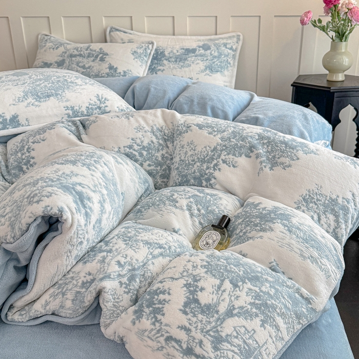 91家纺网 家纺一手货源 找家纺 赛丽雅 2025新款包边雕花烂花牛奶绒四件套 云思木想