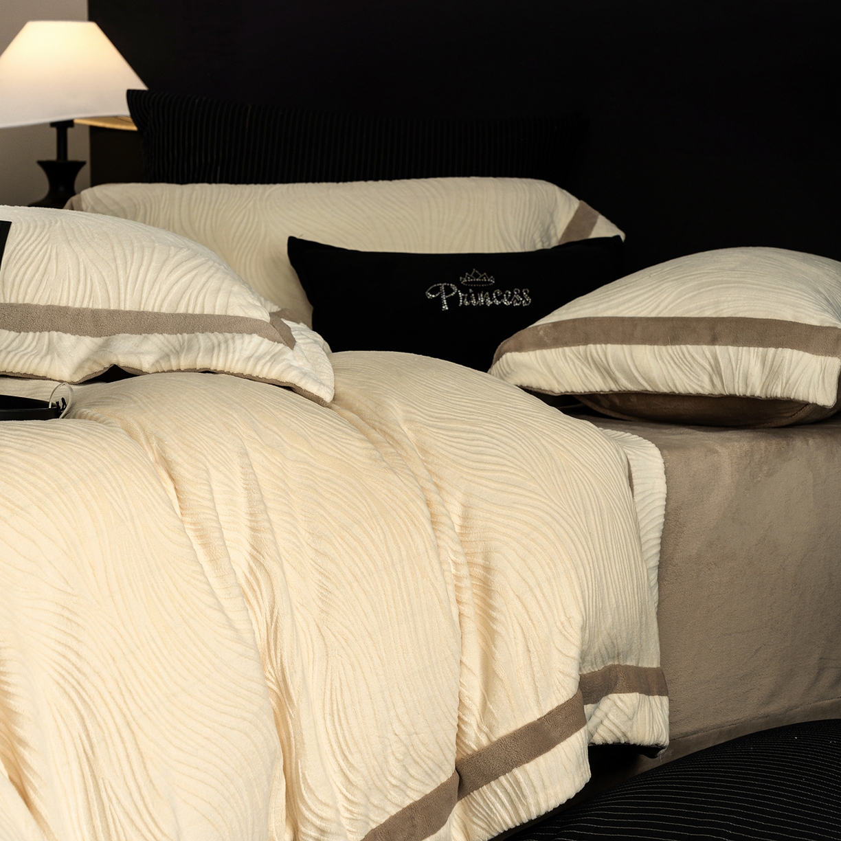 91家纺网 家纺一手货源 找家纺 瑞雪家居 2025新款全消光雕花牛奶绒系列-波流 波流-奶白