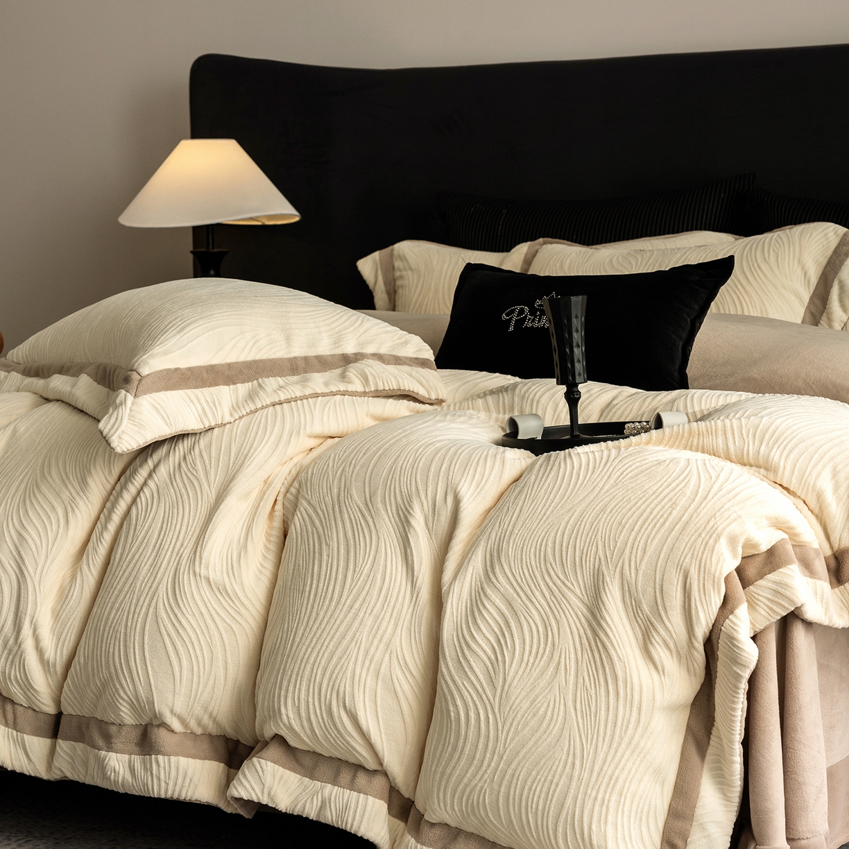 91家纺网 家纺一手货源 找家纺 瑞雪家居 2025新款全消光雕花牛奶绒系列-波流 波流-奶白