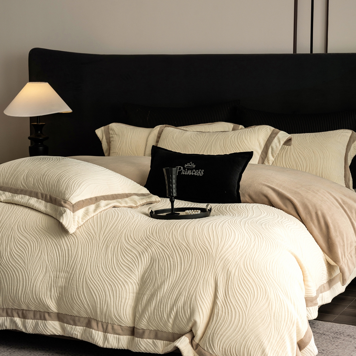 91家纺网 家纺一手货源 找家纺 瑞雪家居 2025新款全消光雕花牛奶绒系列-波流 波流-奶白