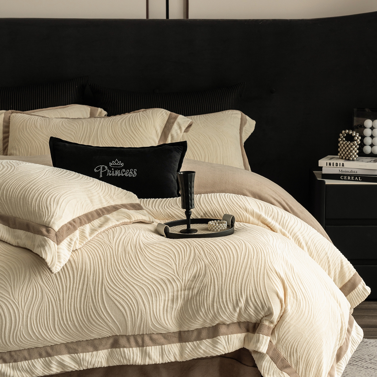 91家纺网 家纺一手货源 找家纺 瑞雪家居 2025新款全消光雕花牛奶绒系列-波流 波流-奶白