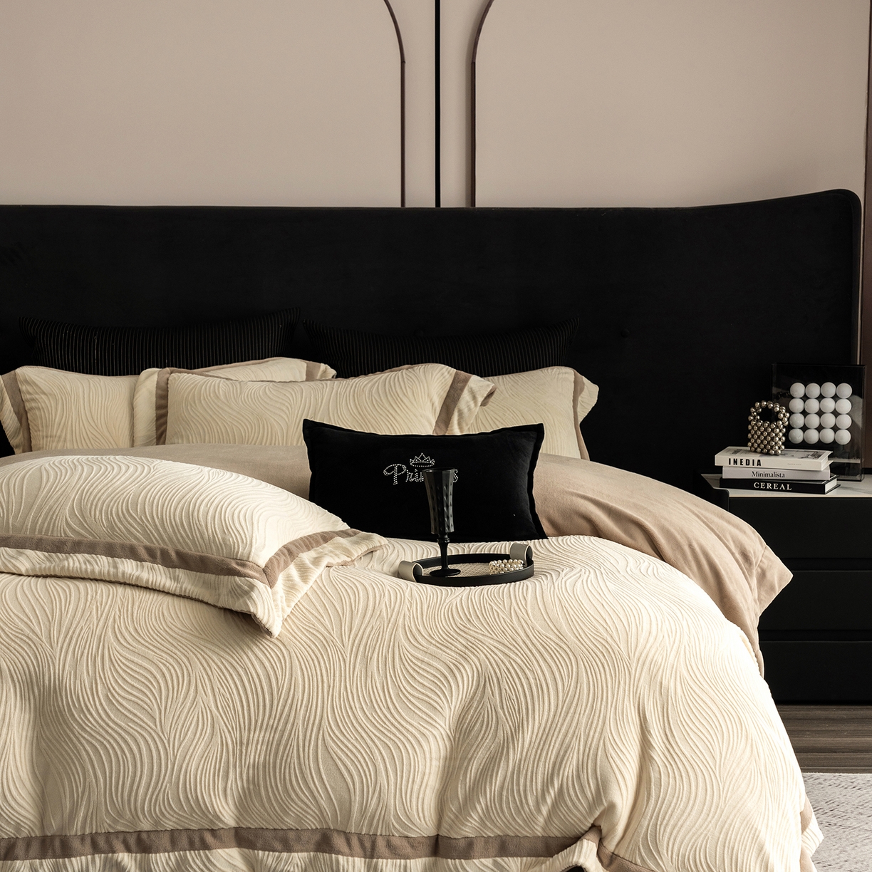 91家纺网 家纺一手货源 找家纺 瑞雪家居 2025新款全消光雕花牛奶绒系列-波流 波流-奶白