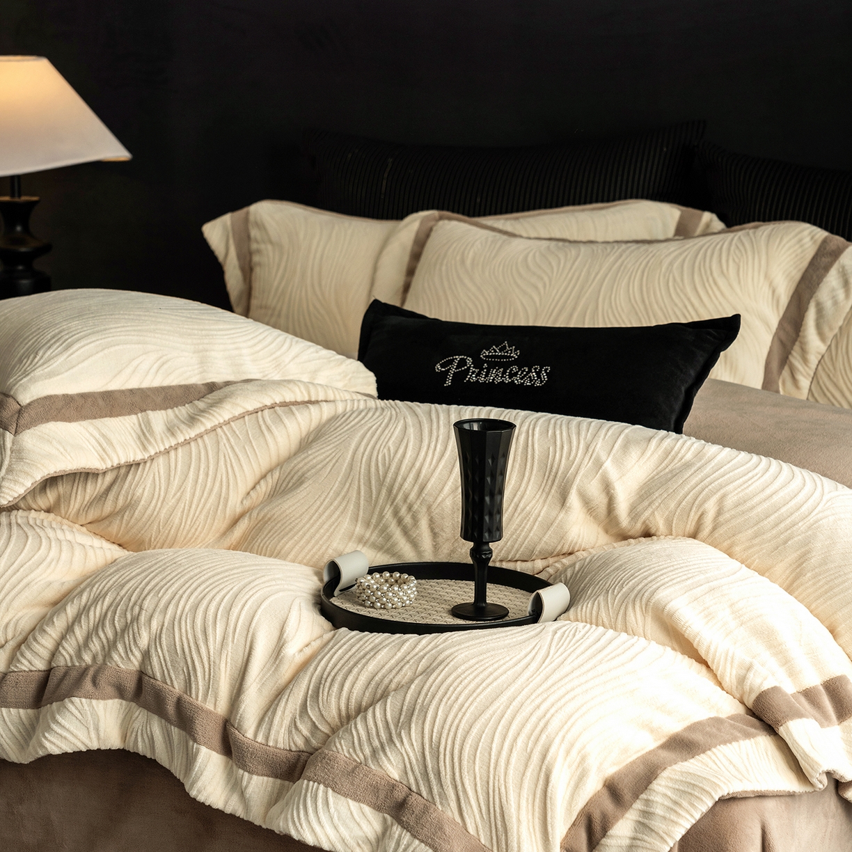 91家纺网 家纺一手货源 找家纺 瑞雪家居 2025新款全消光雕花牛奶绒系列-波流 波流-奶白