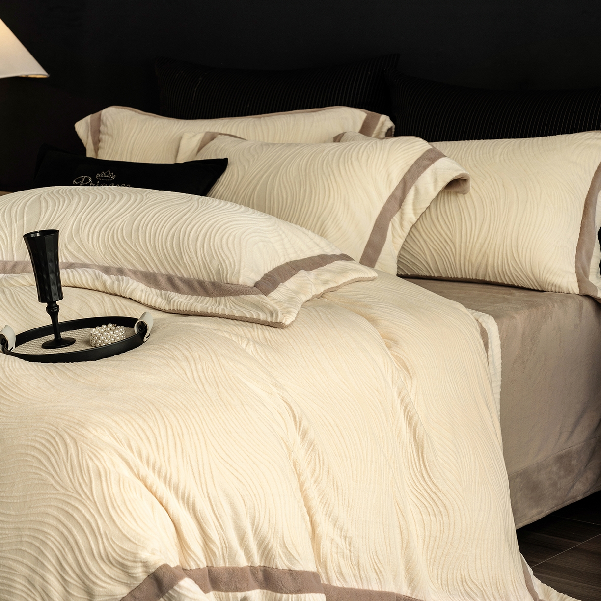 91家纺网 家纺一手货源 找家纺 瑞雪家居 2025新款全消光雕花牛奶绒系列-波流 波流-奶白