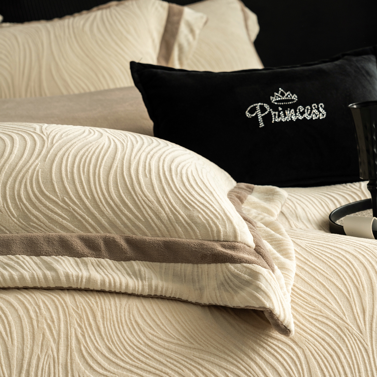 91家纺网 家纺一手货源 找家纺 瑞雪家居 2025新款全消光雕花牛奶绒系列-波流 波流-奶白