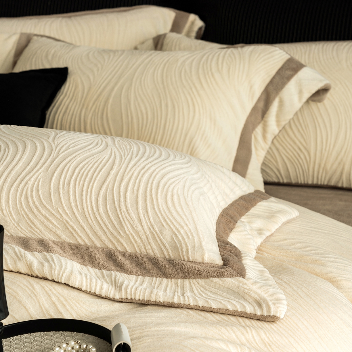 91家纺网 家纺一手货源 找家纺 瑞雪家居 2025新款全消光雕花牛奶绒系列-波流 波流-奶白