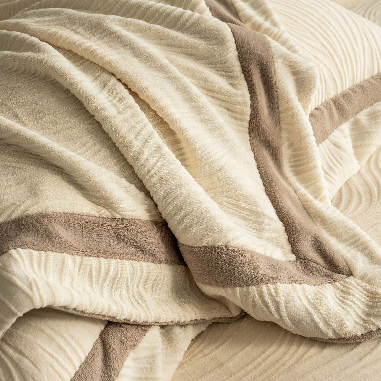 91家纺网 家纺一手货源 找家纺 瑞雪家居 2025新款全消光雕花牛奶绒系列-波流 波流-奶白