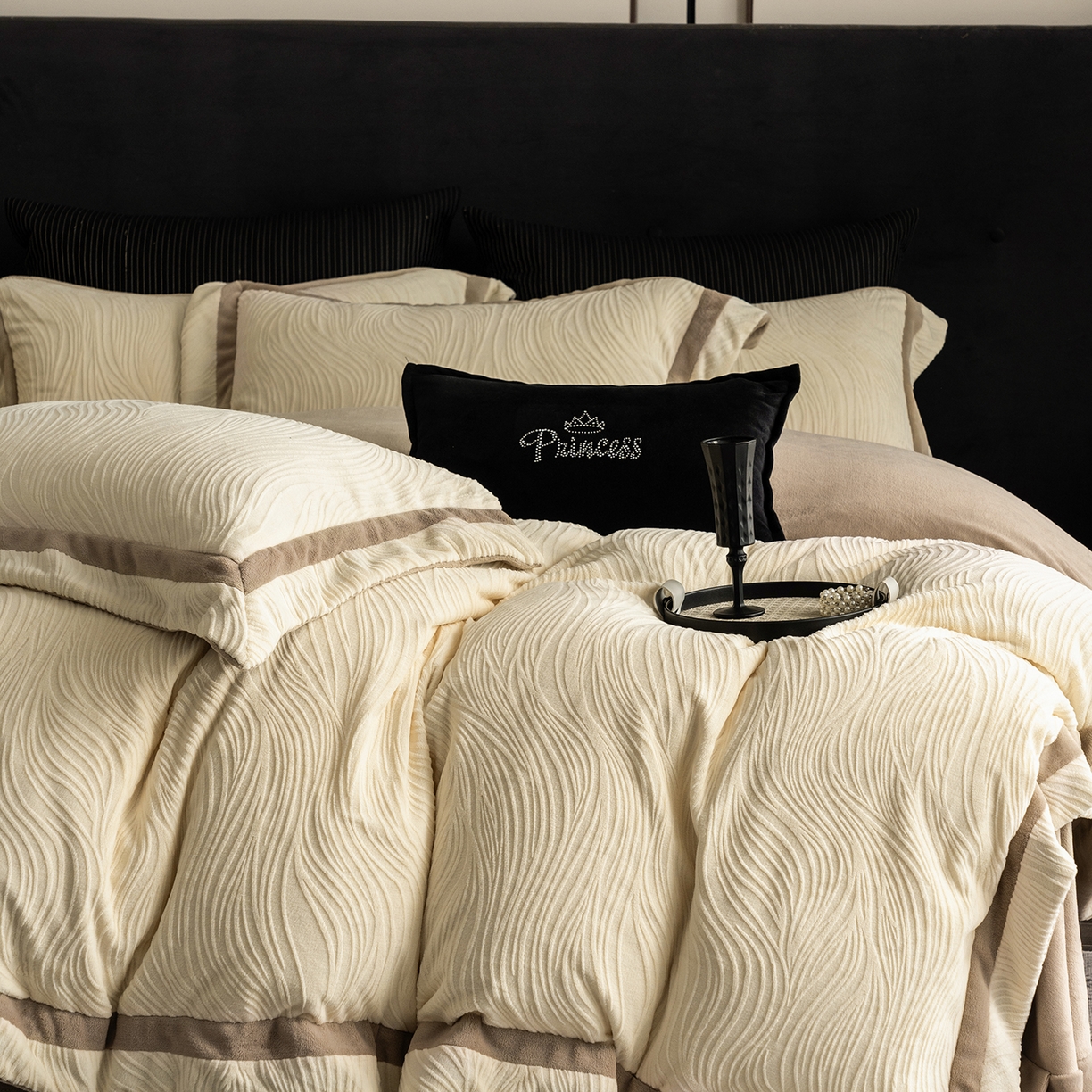 91家纺网 家纺一手货源 找家纺 瑞雪家居 2025新款全消光雕花牛奶绒系列-波流 波流-奶白