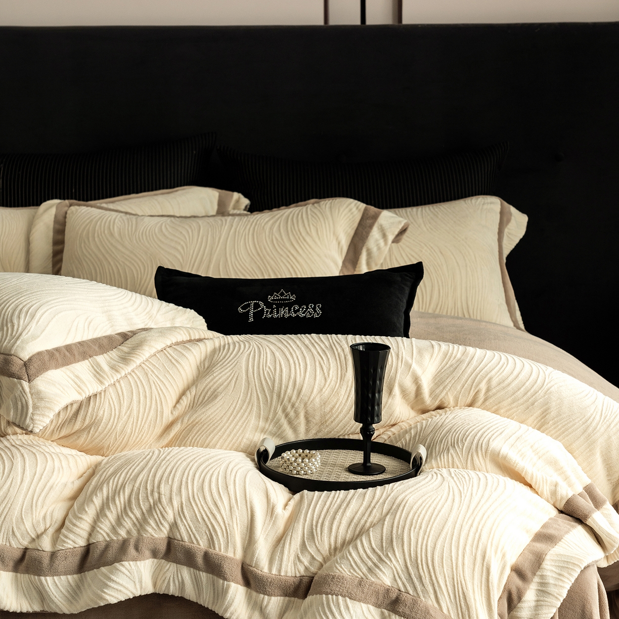 91家纺网 家纺一手货源 找家纺 瑞雪家居 2025新款全消光雕花牛奶绒系列-波流 波流-奶白