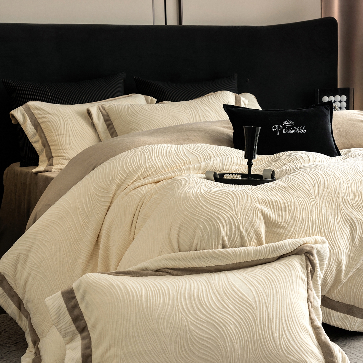 91家纺网 家纺一手货源 找家纺 瑞雪家居 2025新款全消光雕花牛奶绒系列-波流 波流-奶白