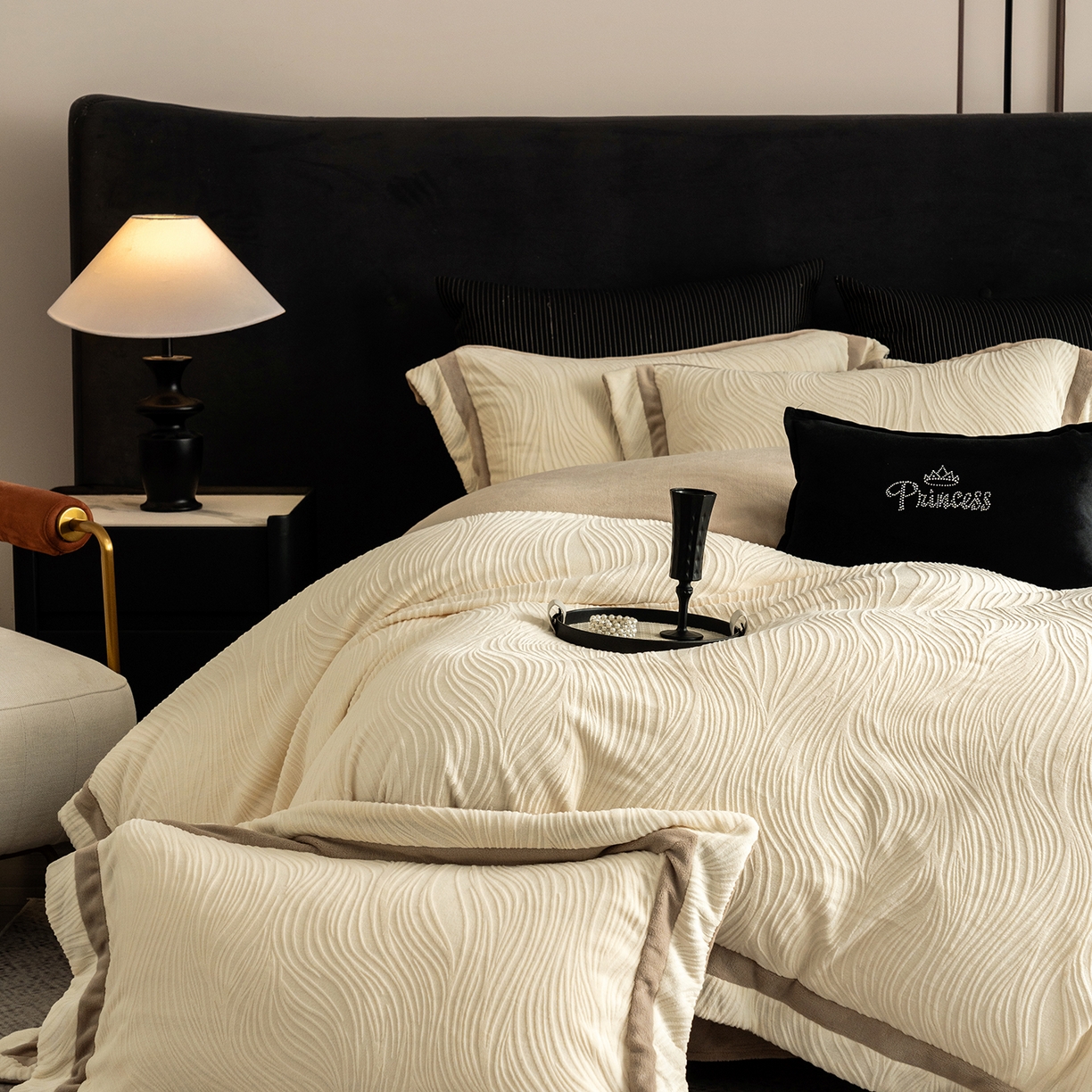 91家纺网 家纺一手货源 找家纺 瑞雪家居 2025新款全消光雕花牛奶绒系列-波流 波流-奶白