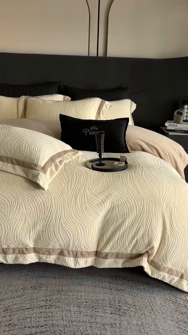 91家纺网 家纺一手货源 找家纺 瑞雪家居 2025新款全消光雕花牛奶绒系列-波流 波流-奶白