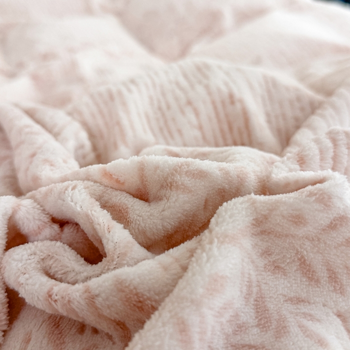 91家纺网 家纺一手货源 找家纺 赛丽雅 2025新款包边雕花烂花牛奶绒四件套 长夏叶曼-浅桔