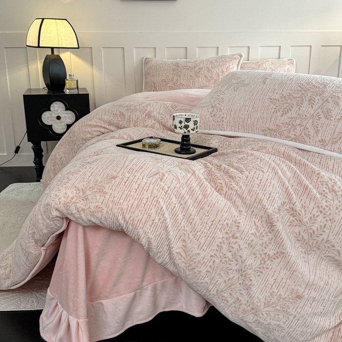 91家纺网 家纺一手货源 找家纺 赛丽雅 2025新款包边雕花烂花牛奶绒四件套 长夏叶曼-浅桔