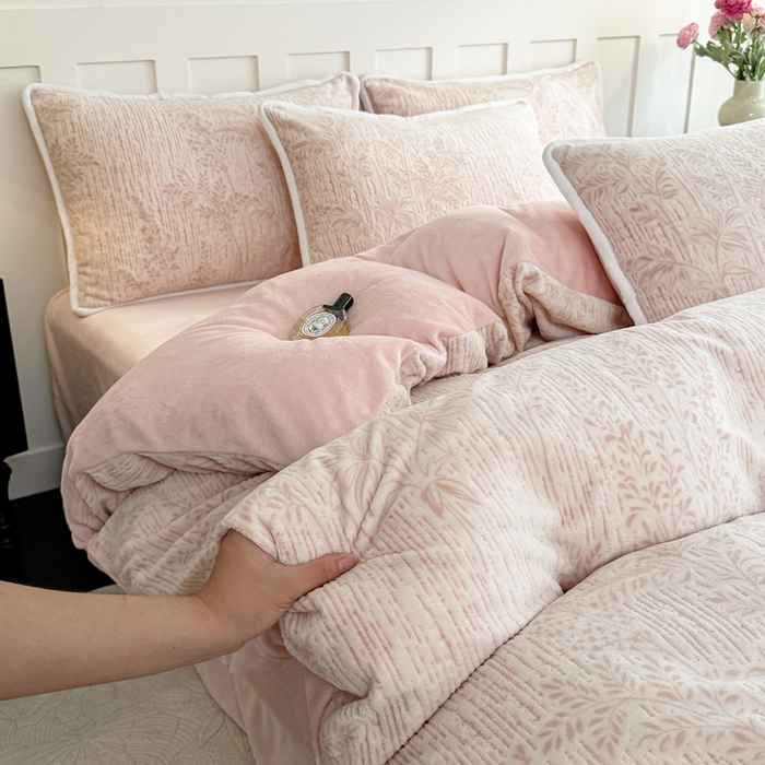 91家纺网 家纺一手货源 找家纺 赛丽雅 2025新款包边雕花烂花牛奶绒四件套 长夏叶曼-浅桔