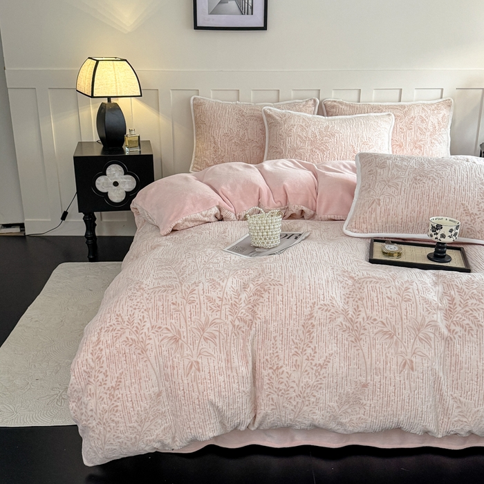 91家纺网 家纺一手货源 找家纺 赛丽雅 2025新款包边雕花烂花牛奶绒四件套 长夏叶曼-浅桔