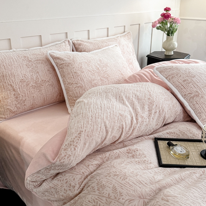 91家纺网 家纺一手货源 找家纺 赛丽雅 2025新款包边雕花烂花牛奶绒四件套 长夏叶曼-浅桔