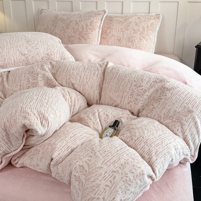 91家纺网 家纺一手货源 找家纺 赛丽雅 2025新款包边雕花烂花牛奶绒四件套 长夏叶曼-浅桔