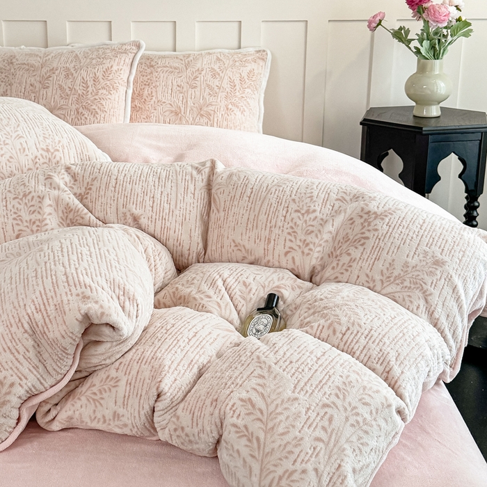 91家纺网 家纺一手货源 找家纺 赛丽雅 2025新款包边雕花烂花牛奶绒四件套 长夏叶曼-浅桔