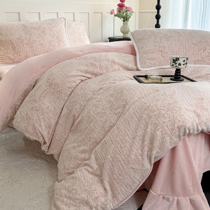 91家纺网 家纺一手货源 找家纺 赛丽雅 2025新款包边雕花烂花牛奶绒四件套 长夏叶曼-浅桔