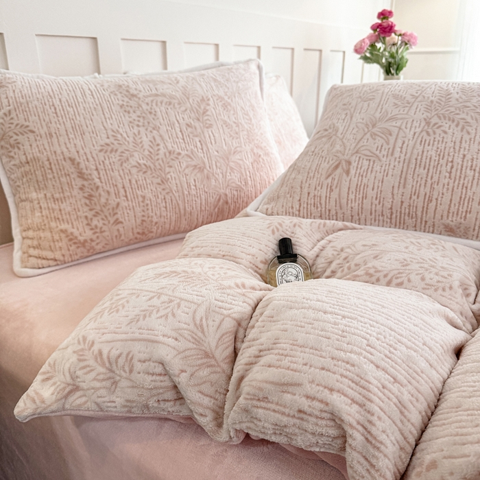 91家纺网 家纺一手货源 找家纺 赛丽雅 2025新款包边雕花烂花牛奶绒四件套 长夏叶曼-浅桔