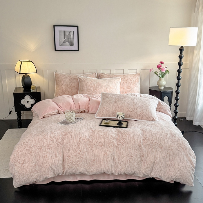 91家纺网 家纺一手货源 找家纺 赛丽雅 2025新款包边雕花烂花牛奶绒四件套 长夏叶曼-浅桔