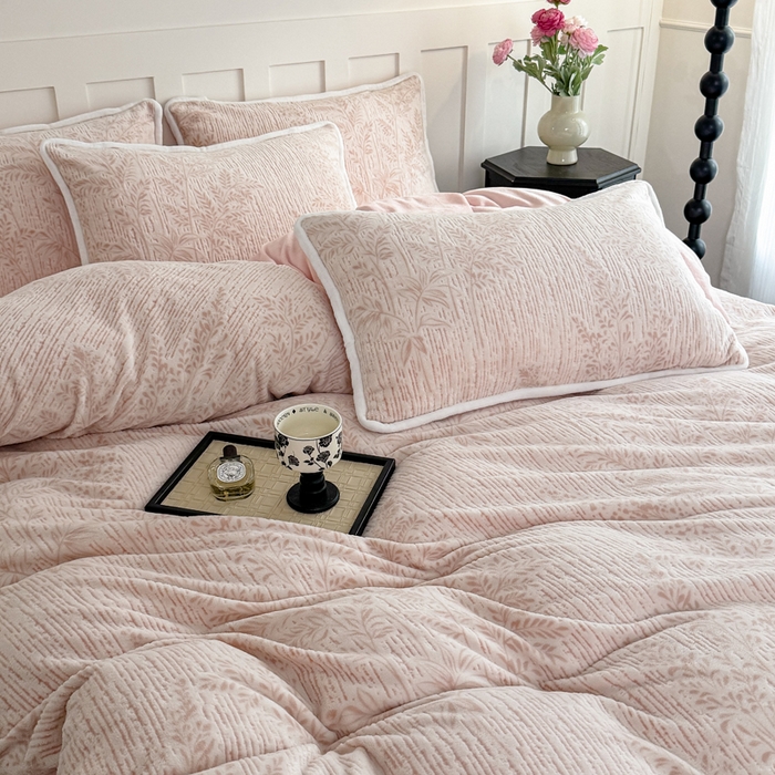 91家纺网 家纺一手货源 找家纺 赛丽雅 2025新款包边雕花烂花牛奶绒四件套 长夏叶曼-浅桔