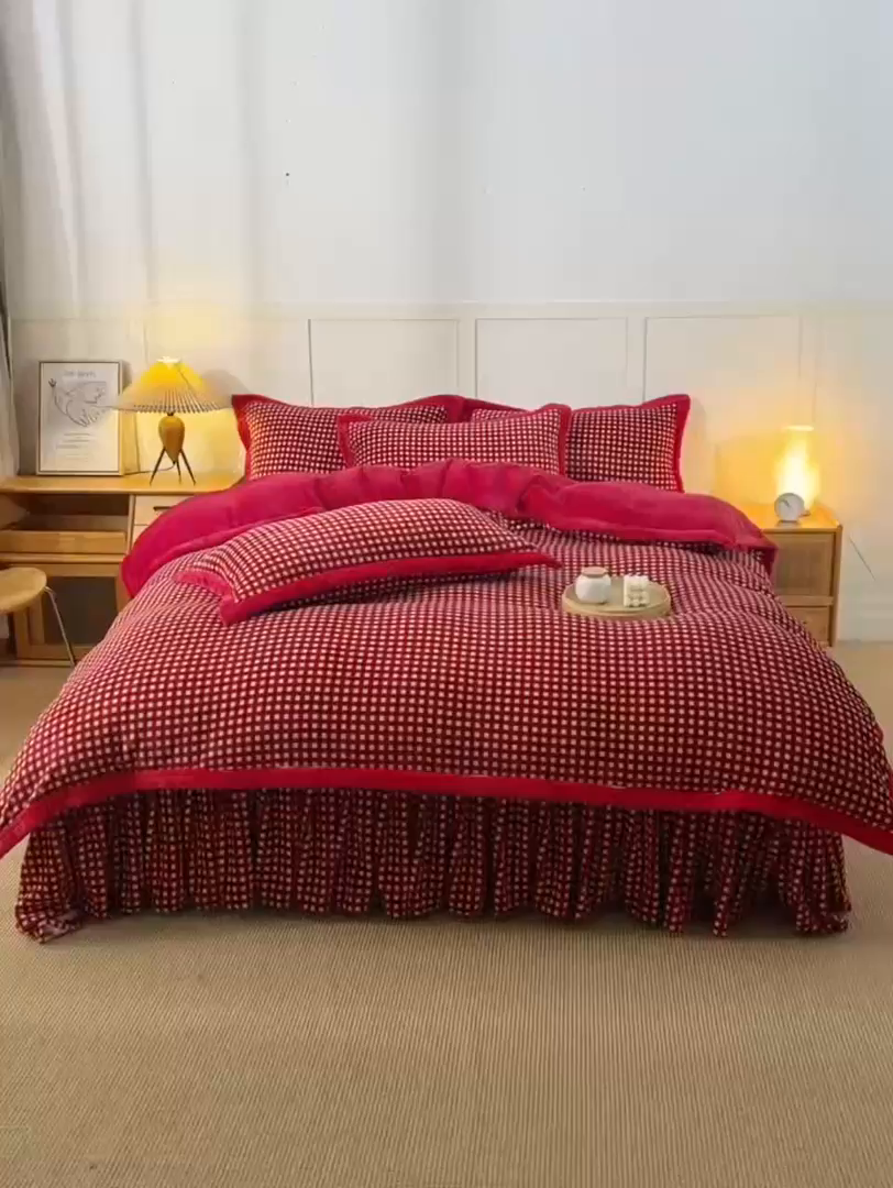 91家纺网 家纺一手货源 找家纺 茉保家纺 2024新款无印风款牛奶绒床盖四件套 红小格