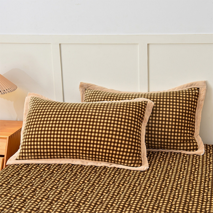 91家纺网 家纺一手货源 找家纺 茉保家纺 2024新款无印风款牛奶绒床盖四件套 咖小格