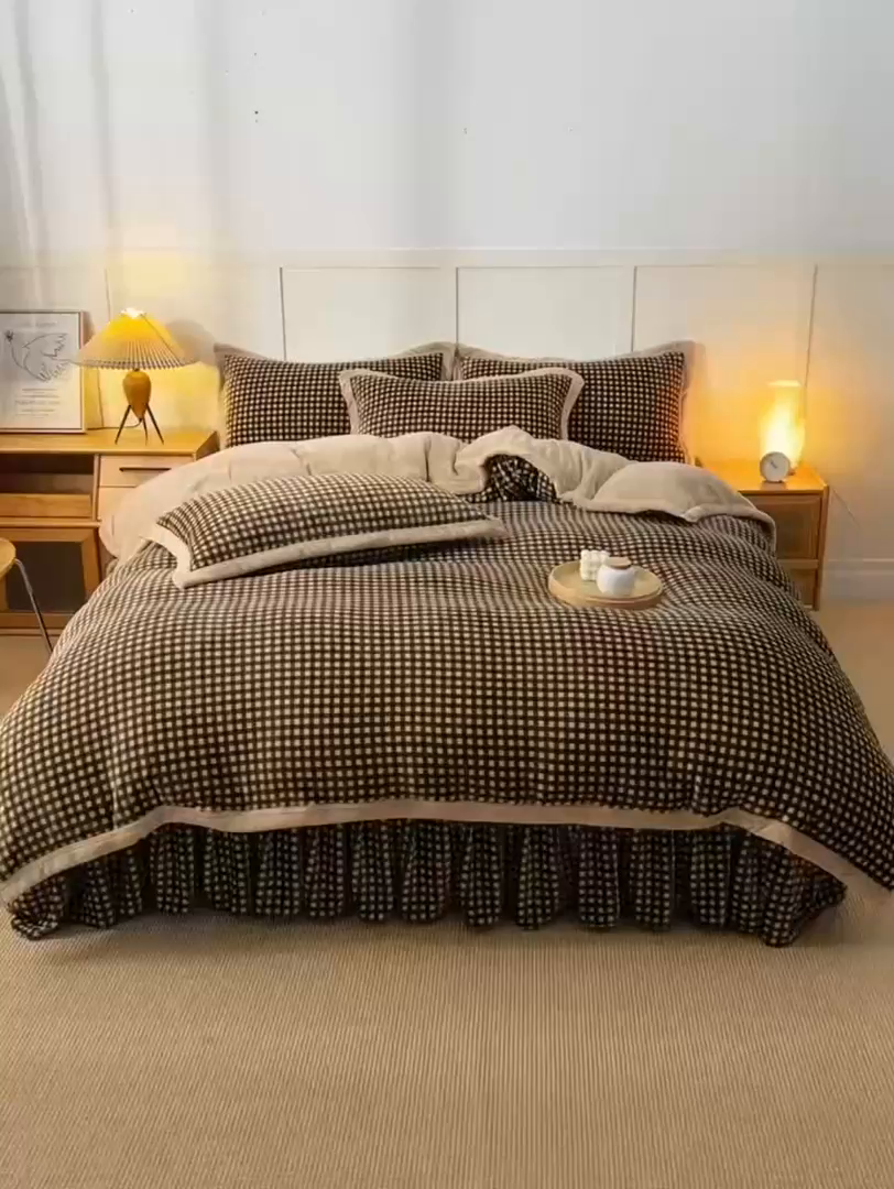 91家纺网 家纺一手货源 找家纺 茉保家纺 2024新款无印风款牛奶绒床盖四件套 咖小格