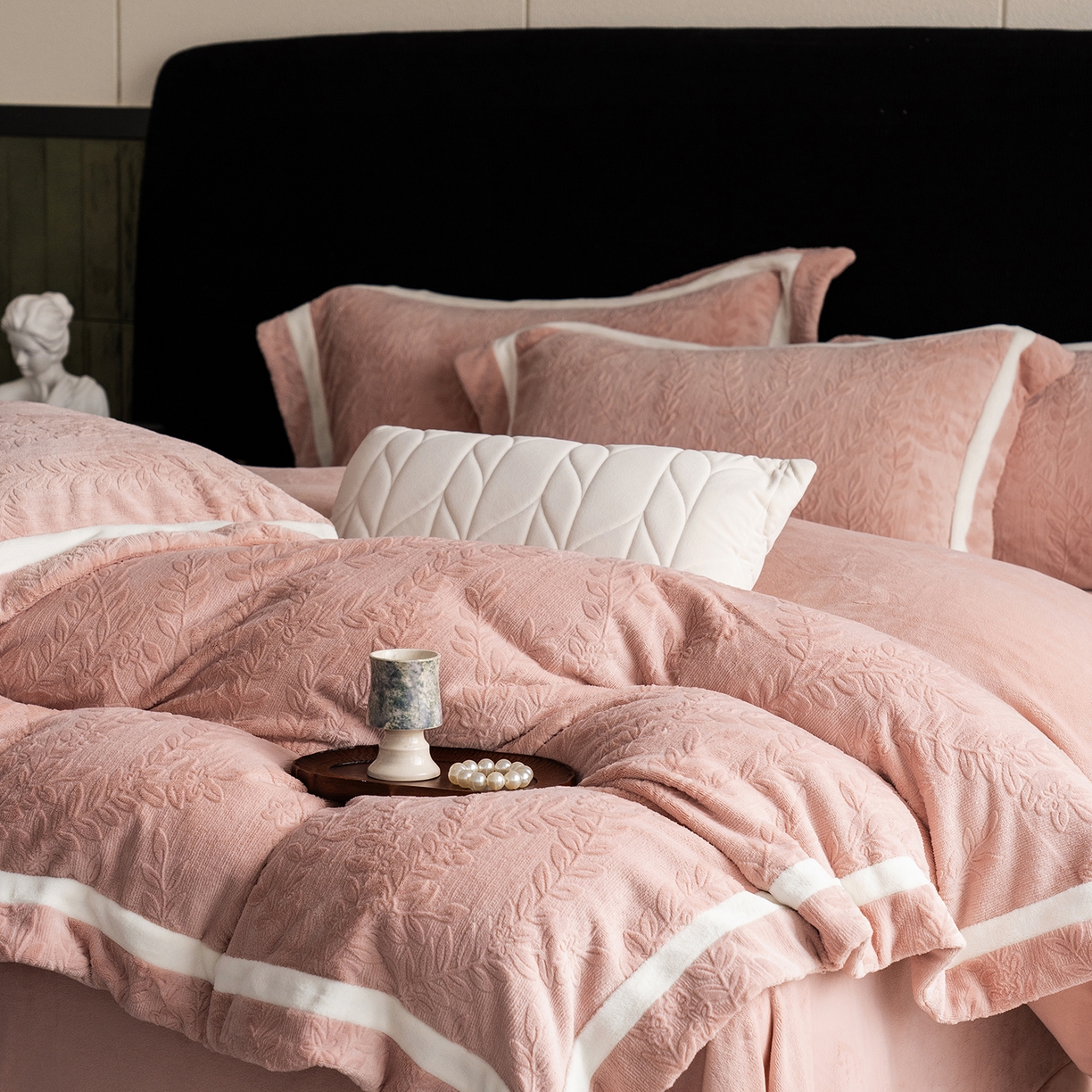 91家纺网 家纺一手货源 找家纺 瑞雪家居 2025新款全消光雕花牛奶绒系列-唛叶 唛叶-豆沙粉