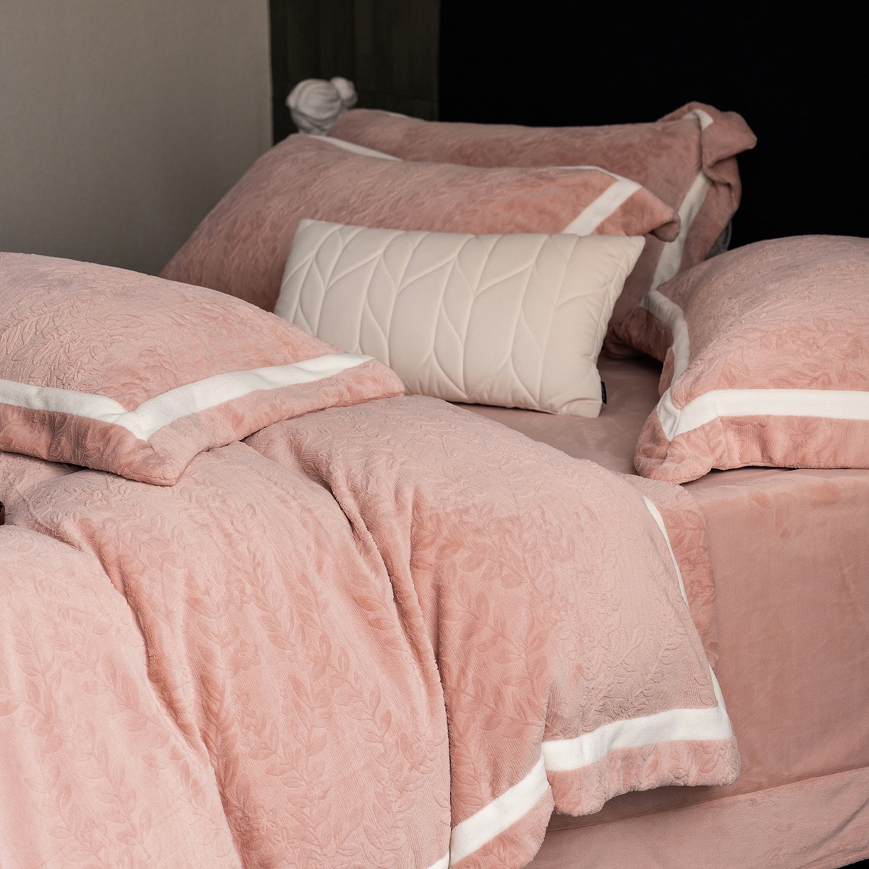 91家纺网 家纺一手货源 找家纺 瑞雪家居 2025新款全消光雕花牛奶绒系列-唛叶 唛叶-豆沙粉