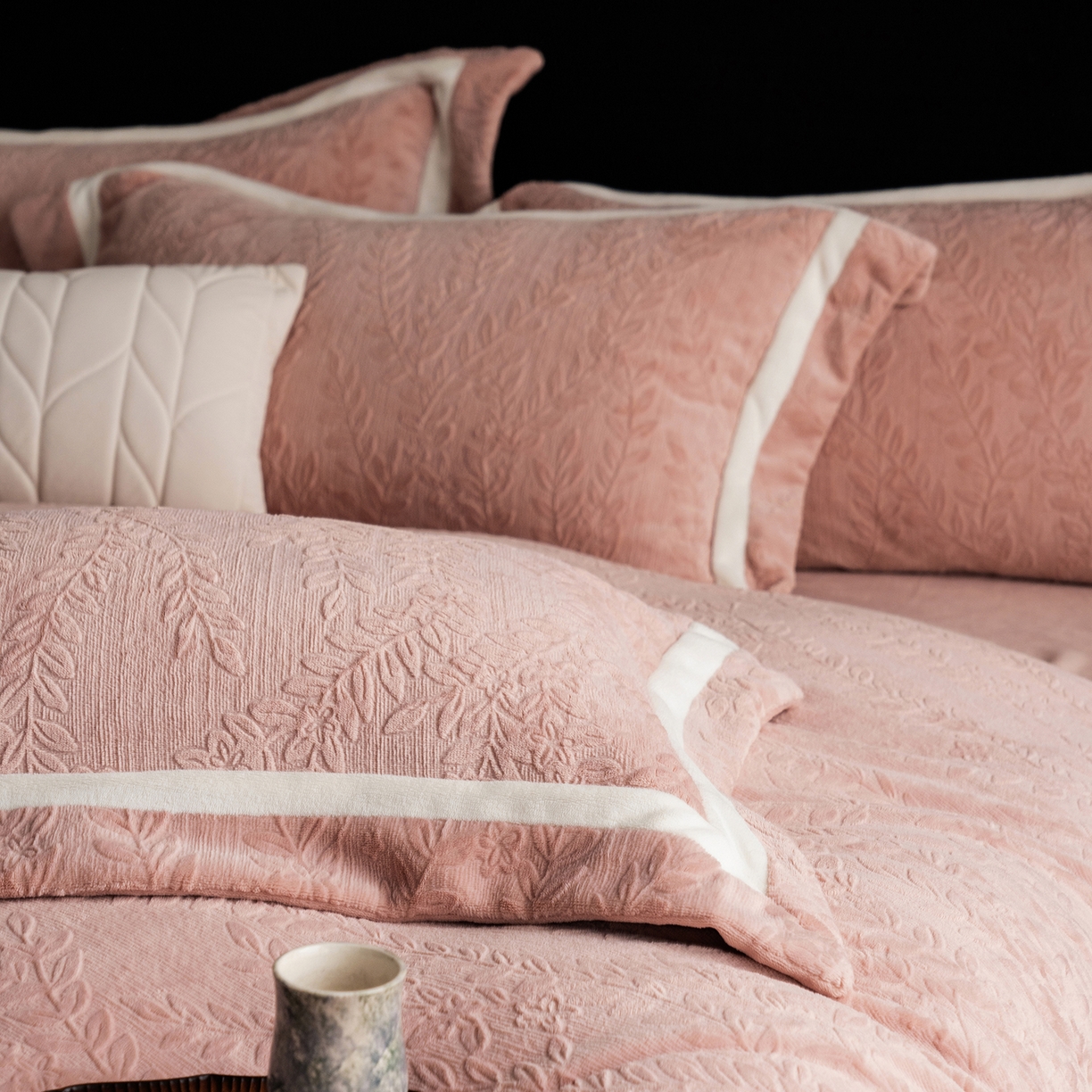 91家纺网 家纺一手货源 找家纺 瑞雪家居 2025新款全消光雕花牛奶绒系列-唛叶 唛叶-豆沙粉